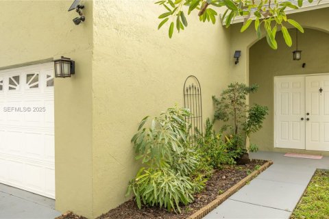 House in Coconut Creek, Florida 3 bedrooms, 190.91 sq.m. № 1988844 - photo 3