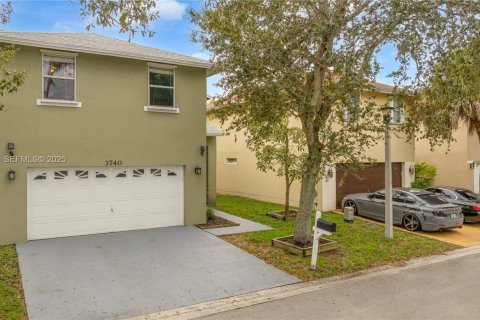 House in Coconut Creek, Florida 3 bedrooms, 190.91 sq.m. № 1988844 - photo 2