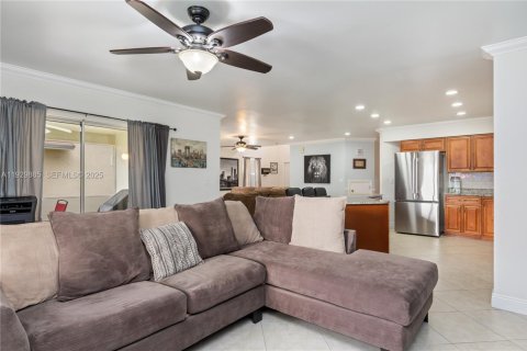 House in Coconut Creek, Florida 3 bedrooms, 190.91 sq.m. № 1988844 - photo 12