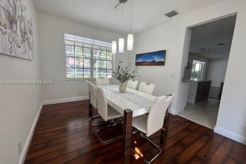 Снять в аренду виллу или дом в Уэстон, Флорида 5 спален, 290.04м2, № 1992723 - фото 9