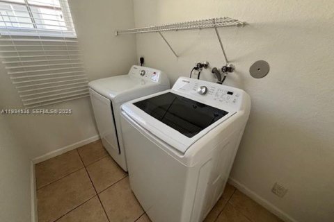 Снять в аренду виллу или дом в Уэстон, Флорида 5 спален, 290.04м2, № 1992723 - фото 21