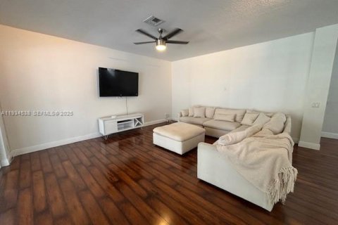 Снять в аренду виллу или дом в Уэстон, Флорида 5 спален, 290.04м2, № 1992723 - фото 16