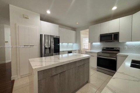 Снять в аренду виллу или дом в Уэстон, Флорида 5 спален, 290.04м2, № 1992723 - фото 13