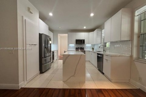 Снять в аренду виллу или дом в Уэстон, Флорида 5 спален, 290.04м2, № 1992723 - фото 12