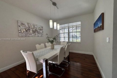 Снять в аренду виллу или дом в Уэстон, Флорида 5 спален, 290.04м2, № 1992723 - фото 10