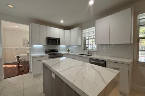 Снять в аренду виллу или дом в Уэстон, Флорида 5 спален, 290.04м2, № 1992723 - фото 14