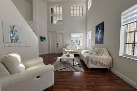 Снять в аренду виллу или дом в Уэстон, Флорида 5 спален, 290.04м2, № 1992723 - фото 1