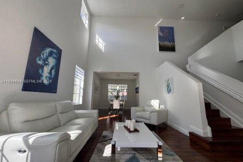 Снять в аренду виллу или дом в Уэстон, Флорида 5 спален, 290.04м2, № 1992723 - фото 7