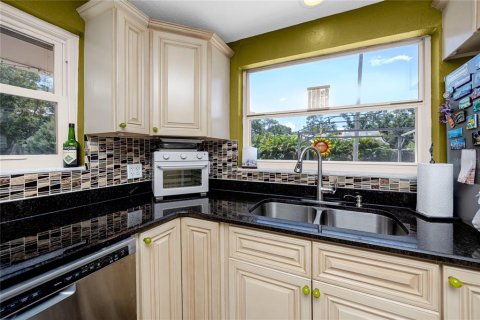Villa ou maison à vendre à Tampa, Floride: 3 chambres, 171.03 m2 № 2358463 - photo 11
