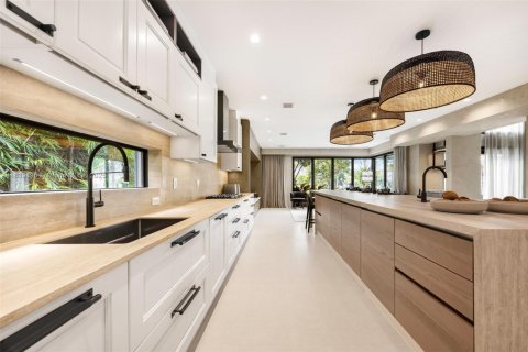 House in Hallandale Beach, Florida 6 bedrooms, 581.85 sq.m. № 1841299 - photo 8