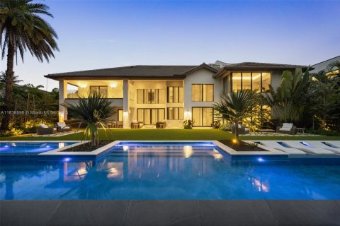 House in Hallandale Beach, Florida 6 bedrooms, 581.85 sq.m. № 1841299 - photo 1