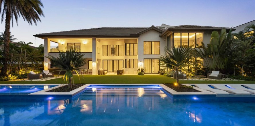 House in Hallandale Beach, Florida 6 bedrooms, 581.85 sq.m. № 1841299