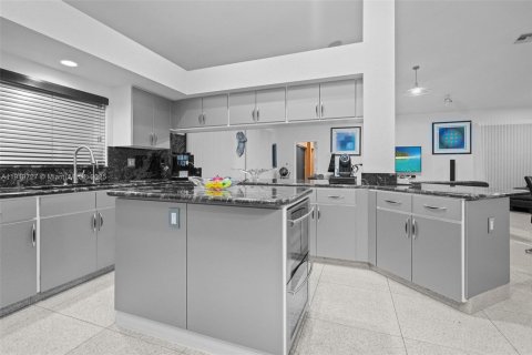 Casa en venta en Weston, Florida, 5 dormitorios, 448.53 m2 № 1975816 - foto 23