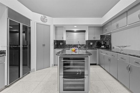 Casa en venta en Weston, Florida, 5 dormitorios, 448.53 m2 № 1975816 - foto 22