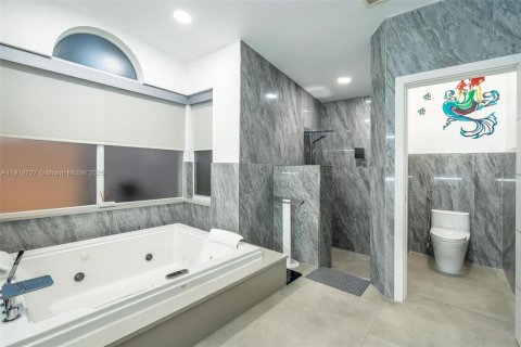 Casa en venta en Weston, Florida, 5 dormitorios, 448.53 m2 № 1975816 - foto 17