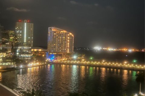 Condominio en venta en Miami, Florida, 1 dormitorio, 91.42 m2 № 2063326 - foto 17
