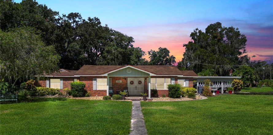 House in Auburndale, Florida 3 bedrooms, 235.14 sq.m. № 1909535