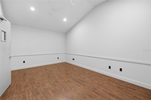 Propiedad comercial en venta en Orange City, Florida, 145.67 m2 № 2215256 - foto 4