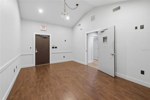 Propiedad comercial en venta en Orange City, Florida, 145.67 m2 № 2215256 - foto 6