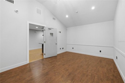 Propiedad comercial en venta en Orange City, Florida, 145.67 m2 № 2215256 - foto 7