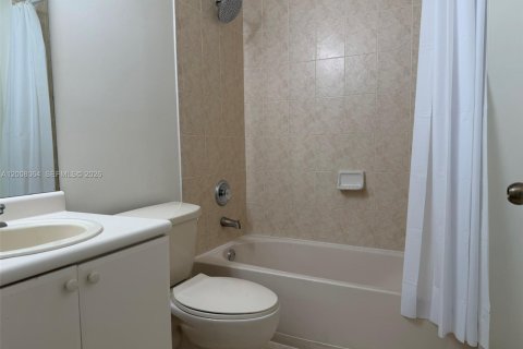 Townhouse in Hialeah, Florida 4 bedrooms, 139.35 sq.m. № 2072484 - photo 8