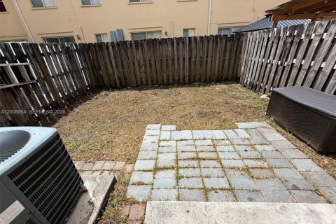 Townhouse in Hialeah, Florida 4 bedrooms, 139.35 sq.m. № 2072484 - photo 12