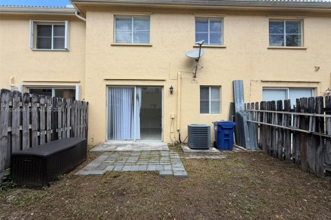 Townhouse in Hialeah, Florida 4 bedrooms, 139.35 sq.m. № 2072484 - photo 14