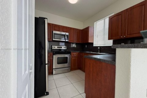 Townhouse in Hialeah, Florida 4 bedrooms, 139.35 sq.m. № 2072484 - photo 10