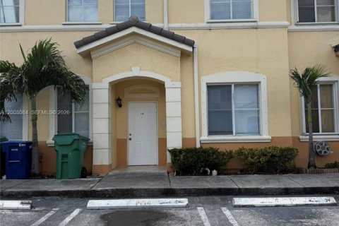 Townhouse in Hialeah, Florida 4 bedrooms, 139.35 sq.m. № 2072484