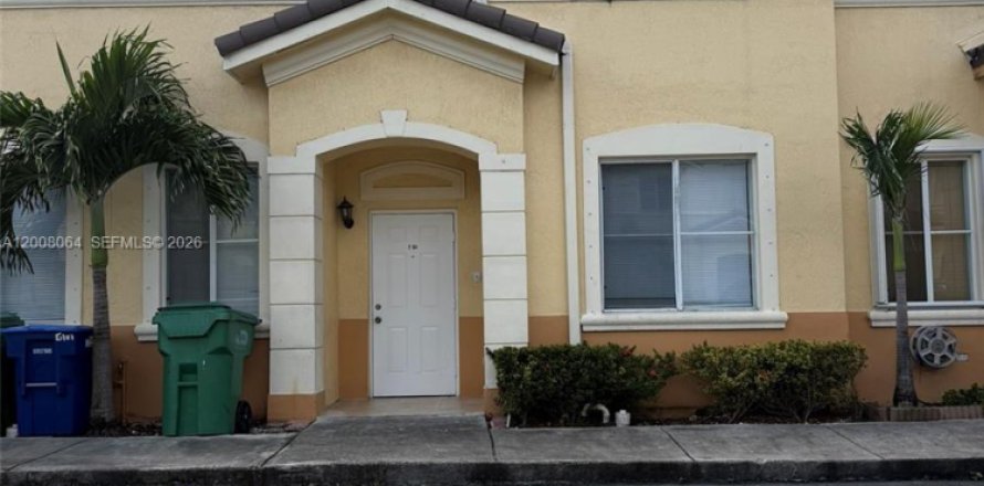 Townhouse in Hialeah, Florida 4 bedrooms, 139.35 sq.m. № 2072484
