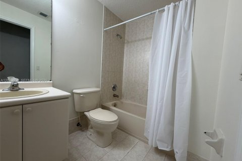Townhouse in Hialeah, Florida 4 bedrooms, 139.35 sq.m. № 2072484 - photo 7