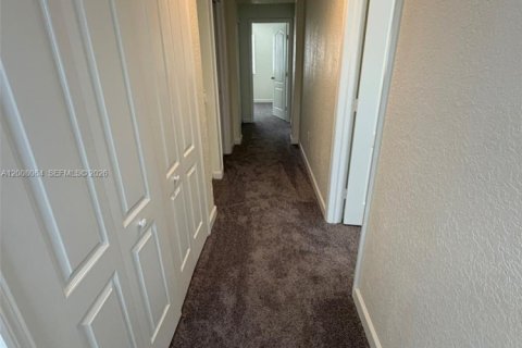 Townhouse in Hialeah, Florida 4 bedrooms, 139.35 sq.m. № 2072484 - photo 5