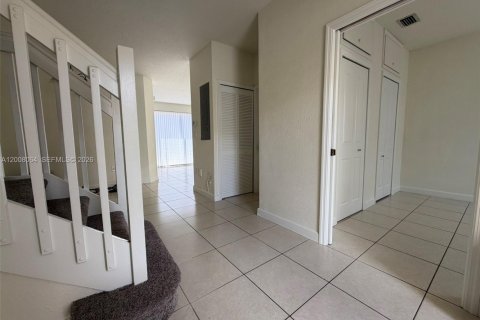 Townhouse in Hialeah, Florida 4 bedrooms, 139.35 sq.m. № 2072484 - photo 2