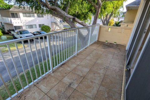 Condo in Miami, Florida, 1 bedroom  № 1875642 - photo 6