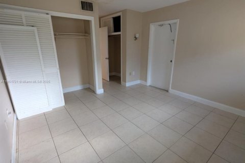 Condo in Miami, Florida, 1 bedroom  № 1875642 - photo 9