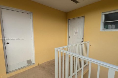 Condo in Miami, Florida, 1 bedroom  № 1875642 - photo 3