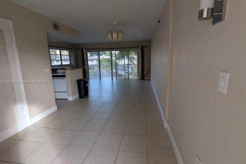 Condo in Miami, Florida, 1 bedroom  № 1875642 - photo 4