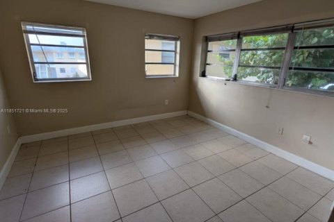 Condo in Miami, Florida, 1 bedroom  № 1875642 - photo 8