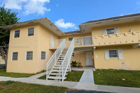 Condo in Miami, Florida, 1 bedroom  № 1875642 - photo 2