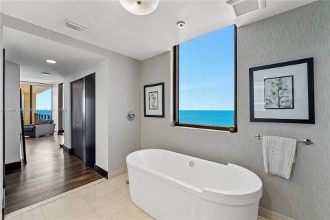 Condominio en venta en Sunny Isles Beach, Florida, 3 dormitorios, 221.39 m2 № 2013229 - foto 22