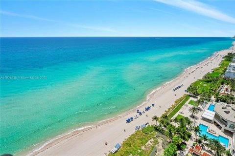Condominio en venta en Sunny Isles Beach, Florida, 3 dormitorios, 221.39 m2 № 2013229 - foto 2