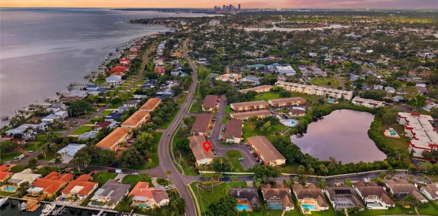 Condominio en Saint Petersburg, Florida, 2 dormitorios № 2095243