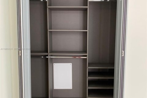 Condominio en alquiler en Coral Gables, Florida, 1 dormitorio, 50.63 m2 № 2026474 - foto 12