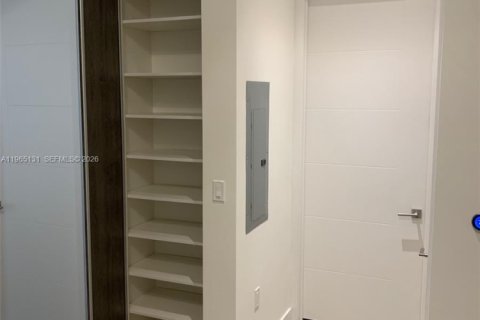 Condominio en alquiler en Coral Gables, Florida, 1 dormitorio, 50.63 m2 № 2026474 - foto 4