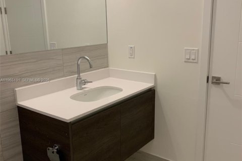 Condominio en alquiler en Coral Gables, Florida, 1 dormitorio, 50.63 m2 № 2026474 - foto 16