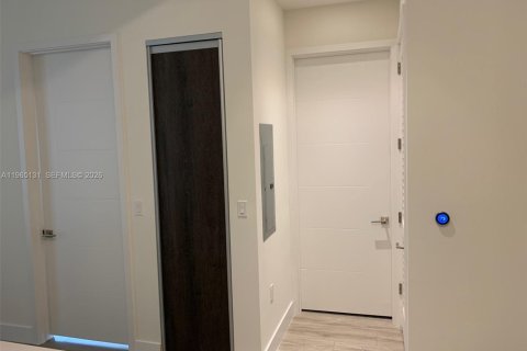 Condominio en alquiler en Coral Gables, Florida, 1 dormitorio, 50.63 m2 № 2026474 - foto 5