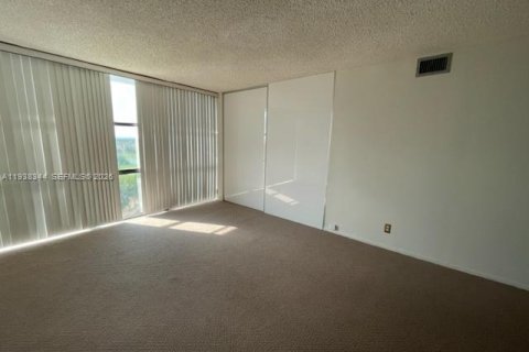 Condominio en venta en Hallandale Beach, Florida, 2 dormitorios, 99.87 m2 № 2003914 - foto 23