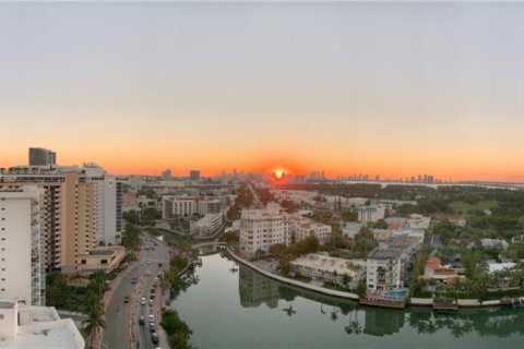 Condominio en venta en Miami Beach, Florida, 2 dormitorios, 93.37 m2 № 1933094 - foto 27