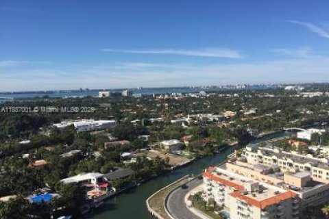 Condo in Miami Beach, Florida, 2 bedrooms  № 1933094 - photo 12