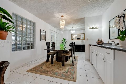 House in Miami, Florida 4 bedrooms, 184.69 sq.m. № 1818432 - photo 6